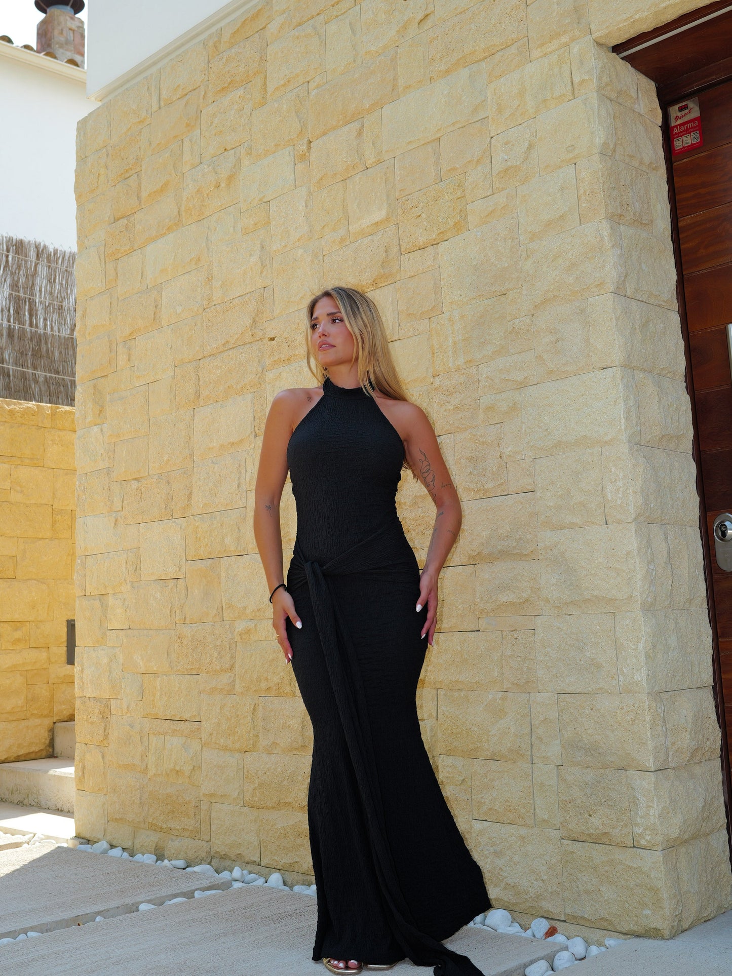 Schwarzes Kleid mit drapiertem Knoten