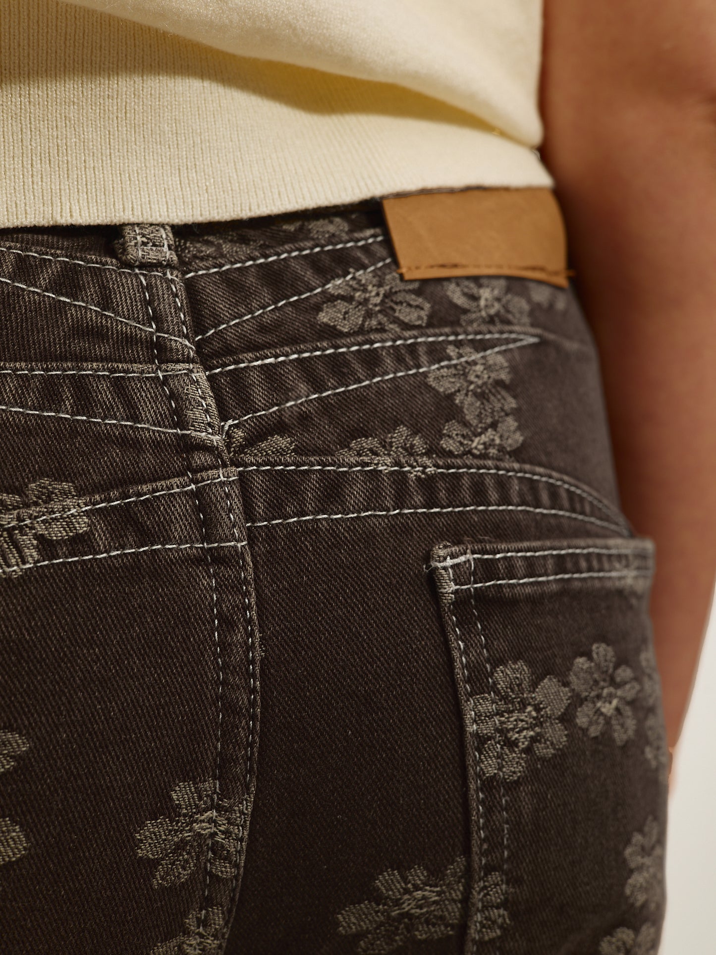 Pantaloni a palloncino marroni con fiori cuciti