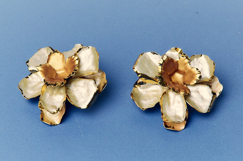 Pendientes con diseño floral.