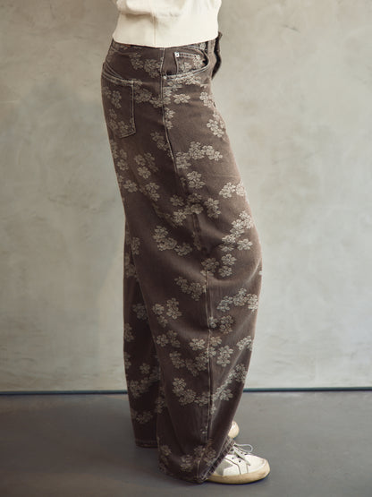 Pantaloni a palloncino marroni con fiori cuciti