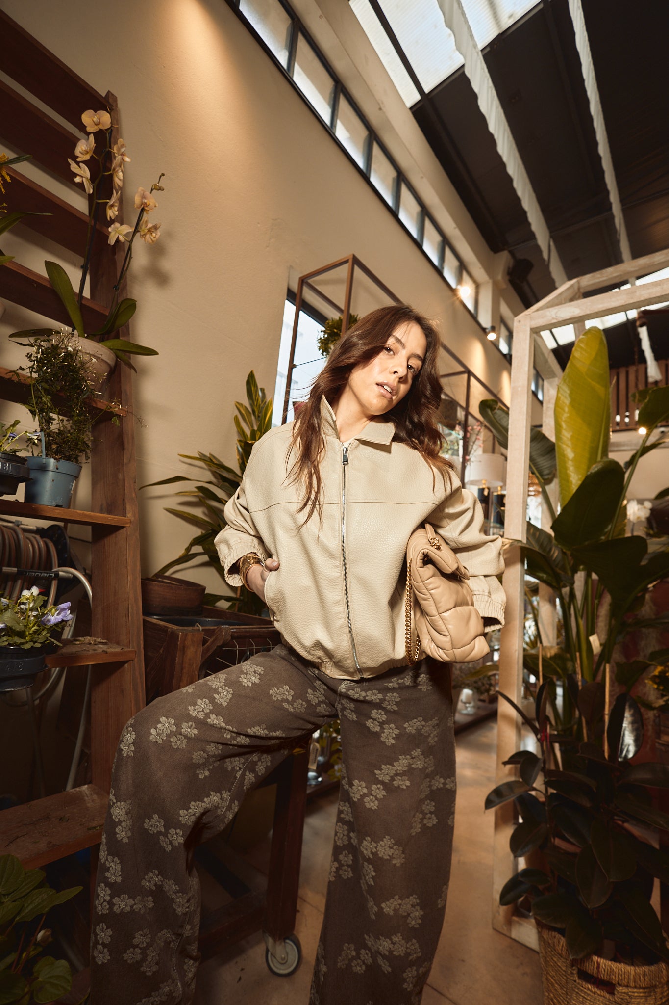 Pantaloni a palloncino marroni con fiori cuciti