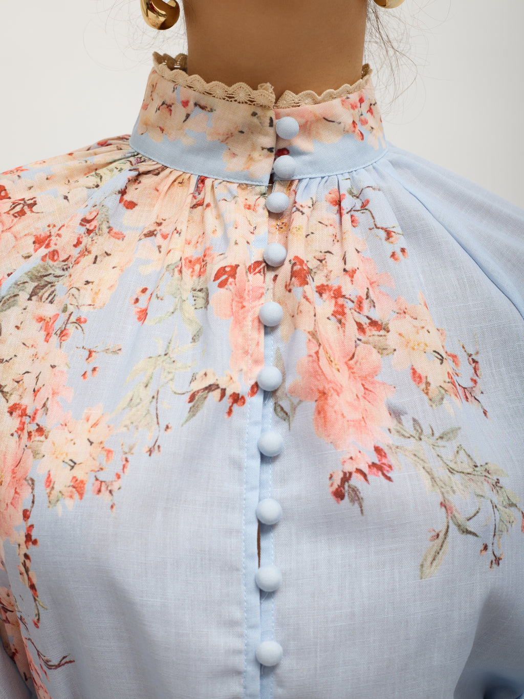 Conjunto de blusa y falda con estampado floral azul