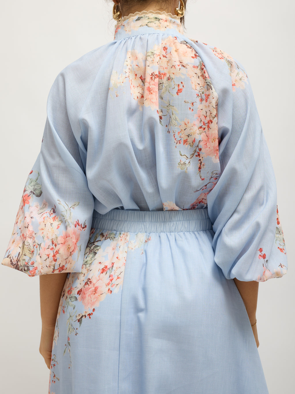 Conjunto de blusa y falda con estampado floral azul