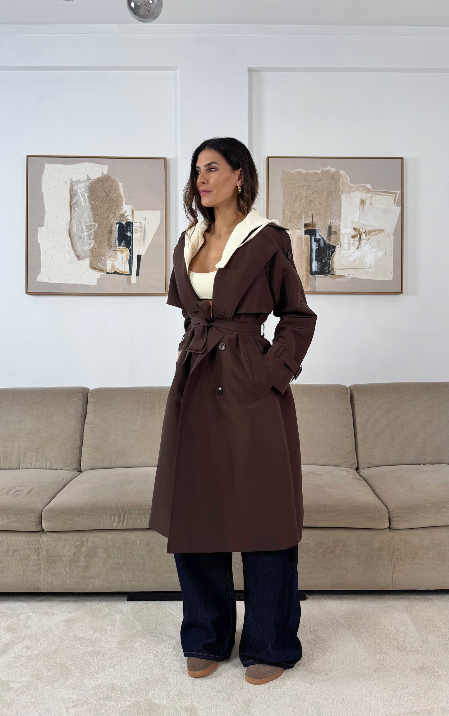 Gabardyna w kolorze kawy z odpinanym kapturem.