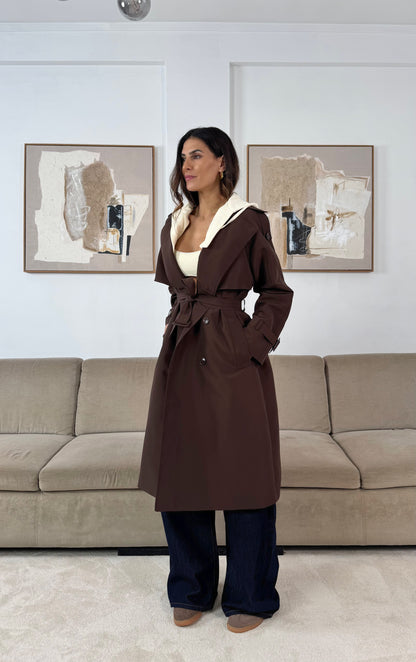 Gabardyna w kolorze kawy z odpinanym kapturem.