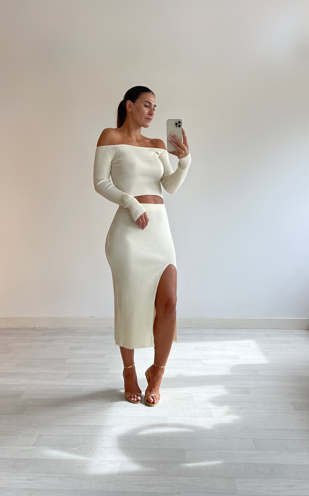 Set aus cremefarbenem Midirock und Camisole