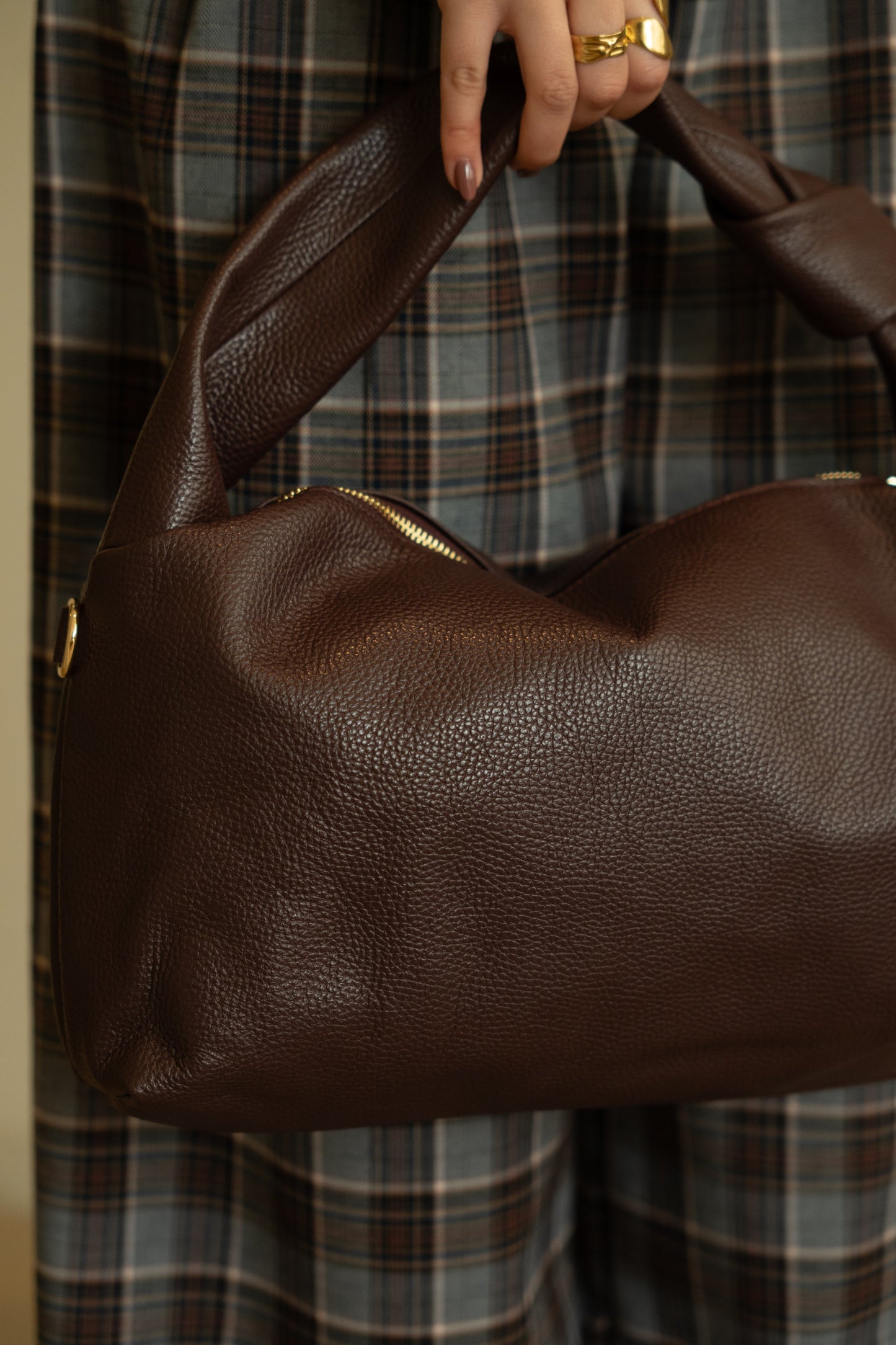 Czekoladowa torba na ramię ze skóry młotkowanej