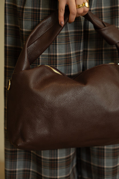 Czekoladowa torba na ramię ze skóry młotkowanej