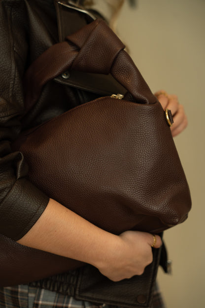 Czekoladowa torba na ramię ze skóry młotkowanej