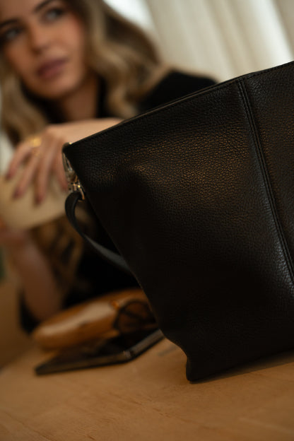 Звичайна валіза зі знімним ремінцем, чорного кольору.