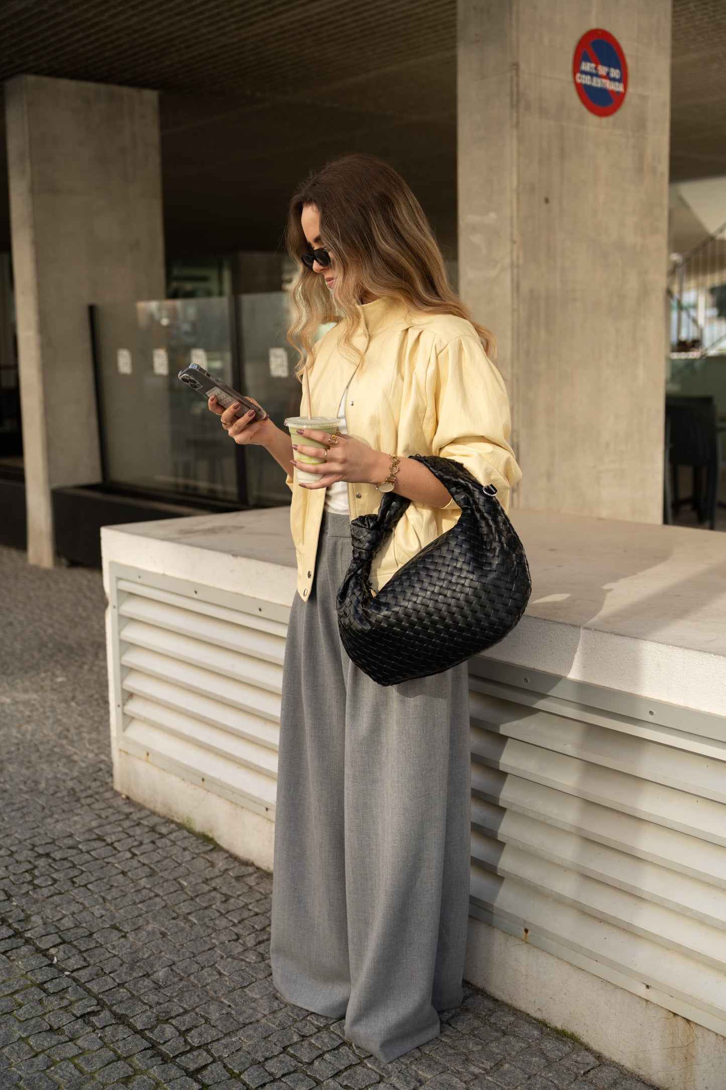 Szare, dopasowane spodnie z szerokimi nogawkami