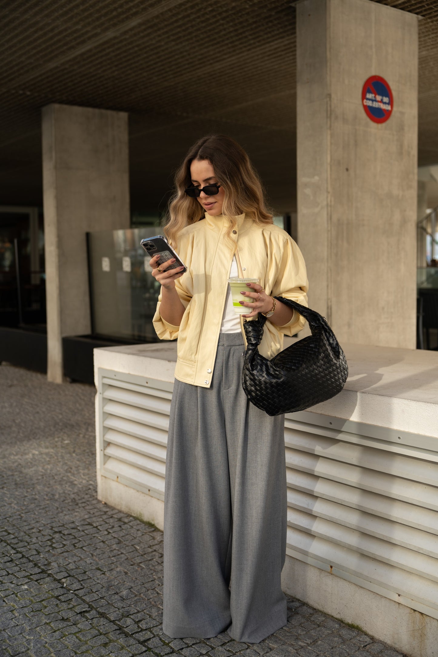 Szare, dopasowane spodnie z szerokimi nogawkami