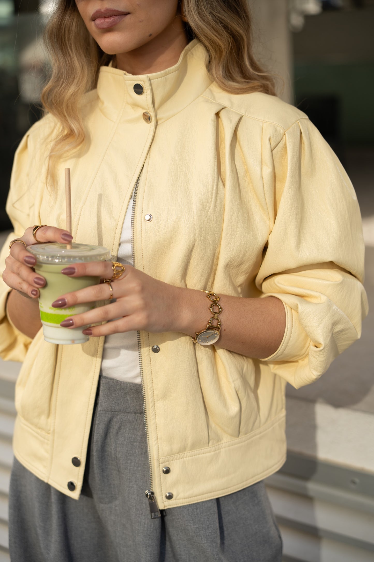 Chaqueta de piel sintética color mantequilla amarilla