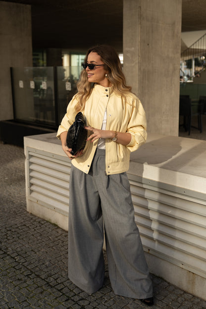 Szare, dopasowane spodnie z szerokimi nogawkami