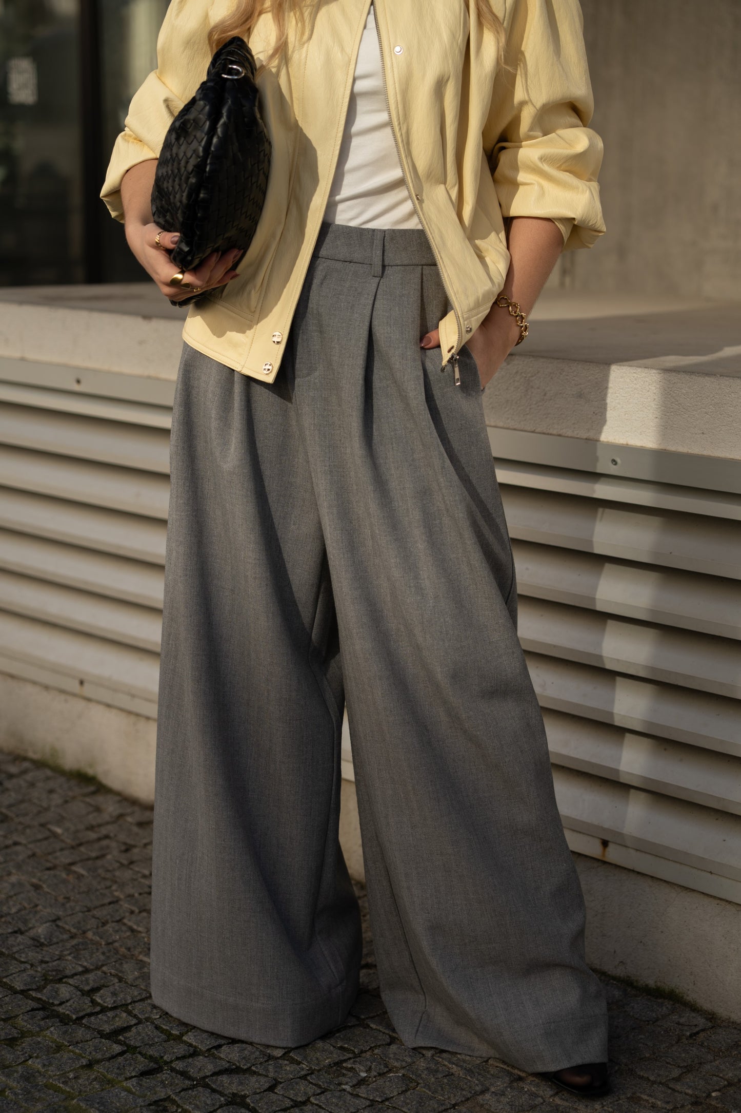 Szare, dopasowane spodnie z szerokimi nogawkami