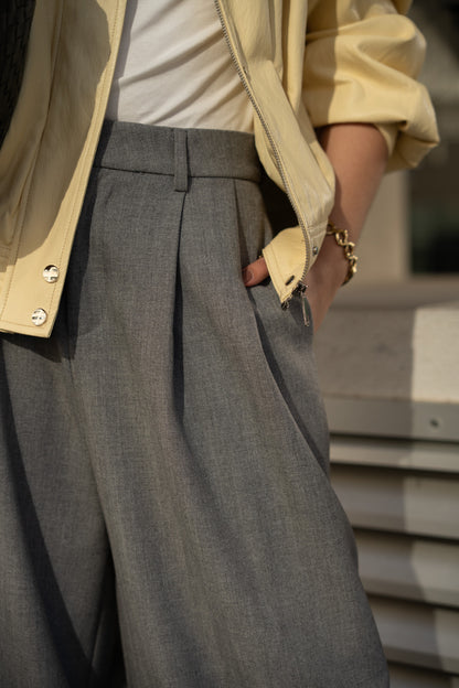 Szare, dopasowane spodnie z szerokimi nogawkami