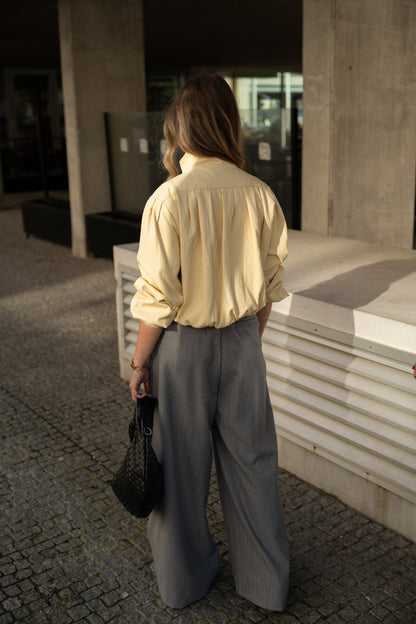 Szare, dopasowane spodnie z szerokimi nogawkami