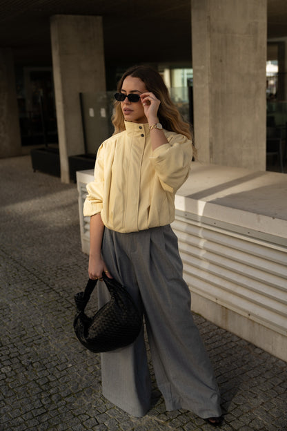 Szare, dopasowane spodnie z szerokimi nogawkami