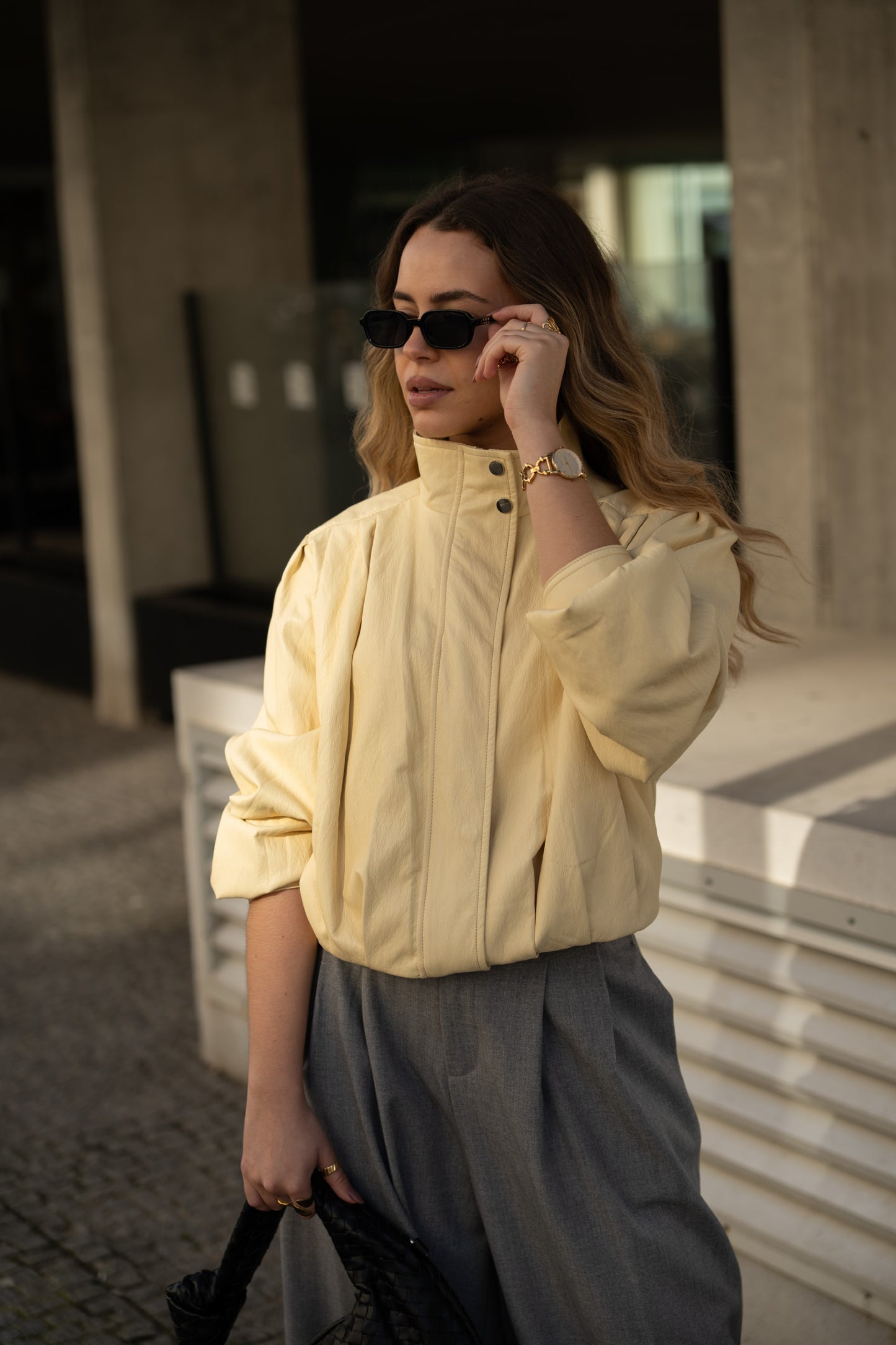 Chaqueta de piel sintética color mantequilla amarilla