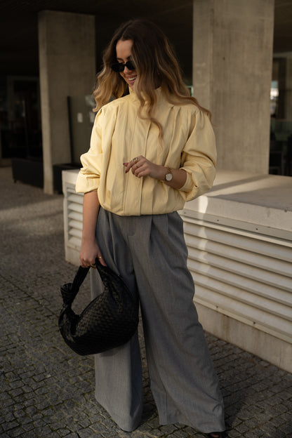 Szare, dopasowane spodnie z szerokimi nogawkami