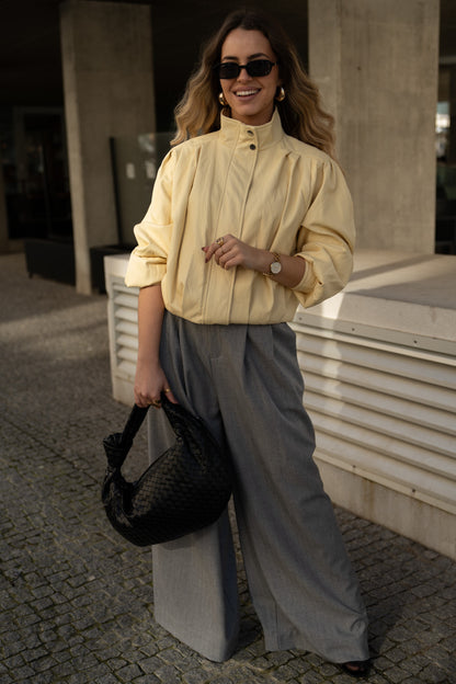 Szare, dopasowane spodnie z szerokimi nogawkami