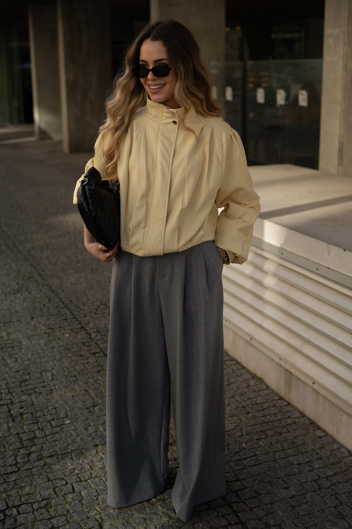 Szare, dopasowane spodnie z szerokimi nogawkami