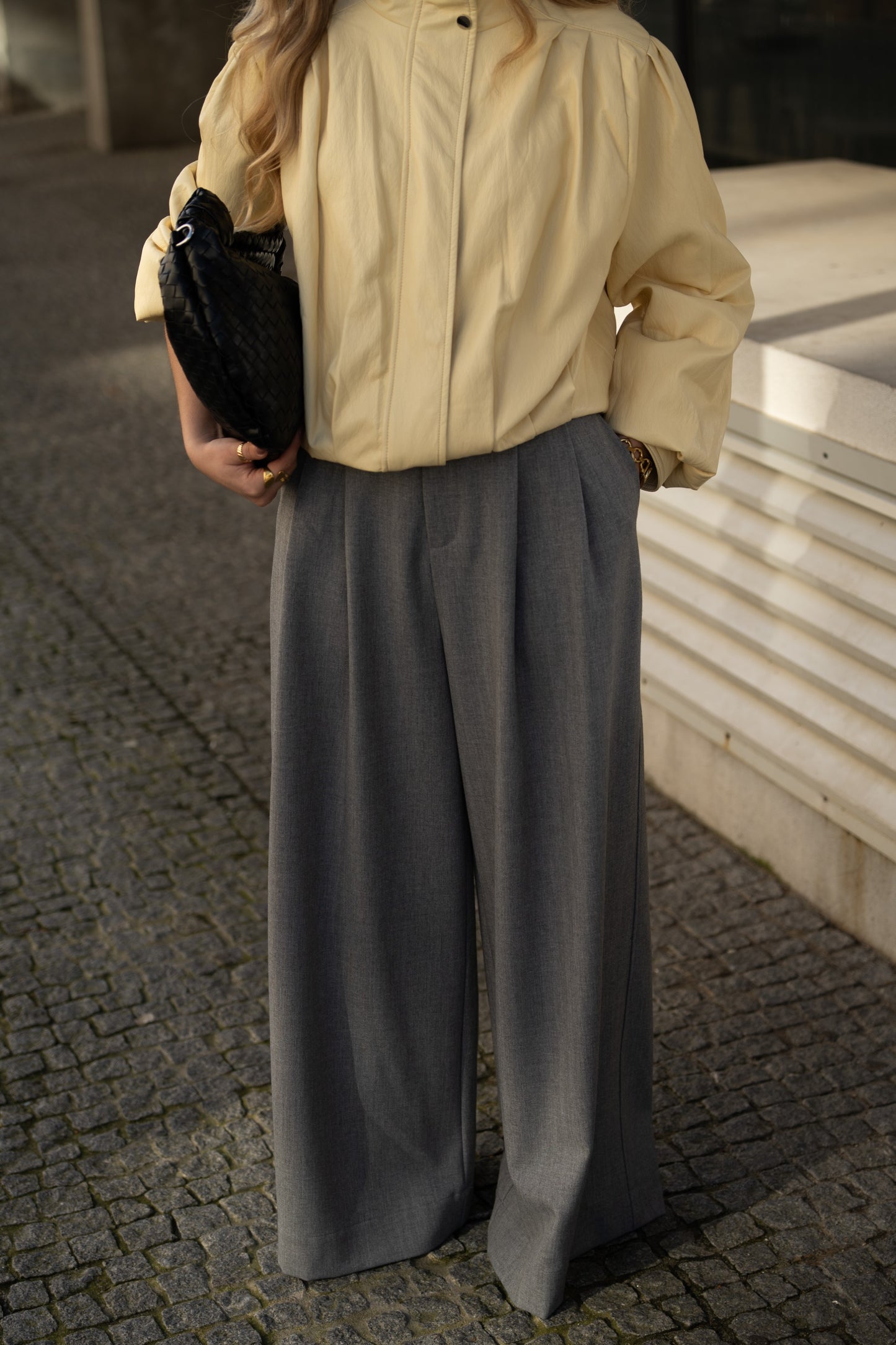 Szare, dopasowane spodnie z szerokimi nogawkami