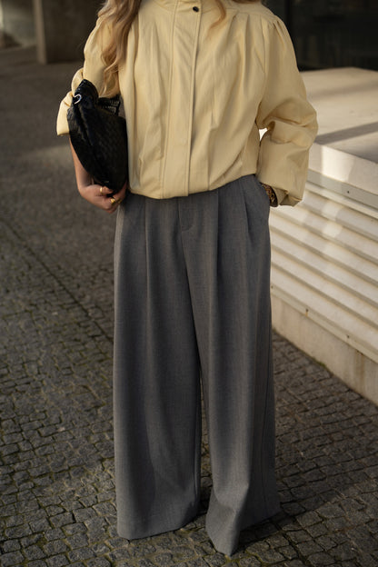 Szare, dopasowane spodnie z szerokimi nogawkami