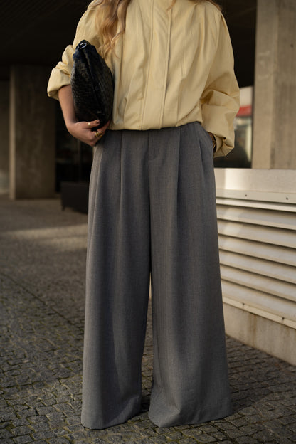 Szare, dopasowane spodnie z szerokimi nogawkami