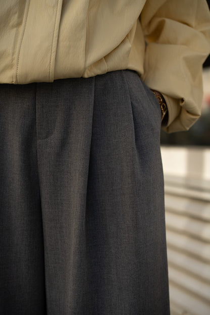 Szare, dopasowane spodnie z szerokimi nogawkami