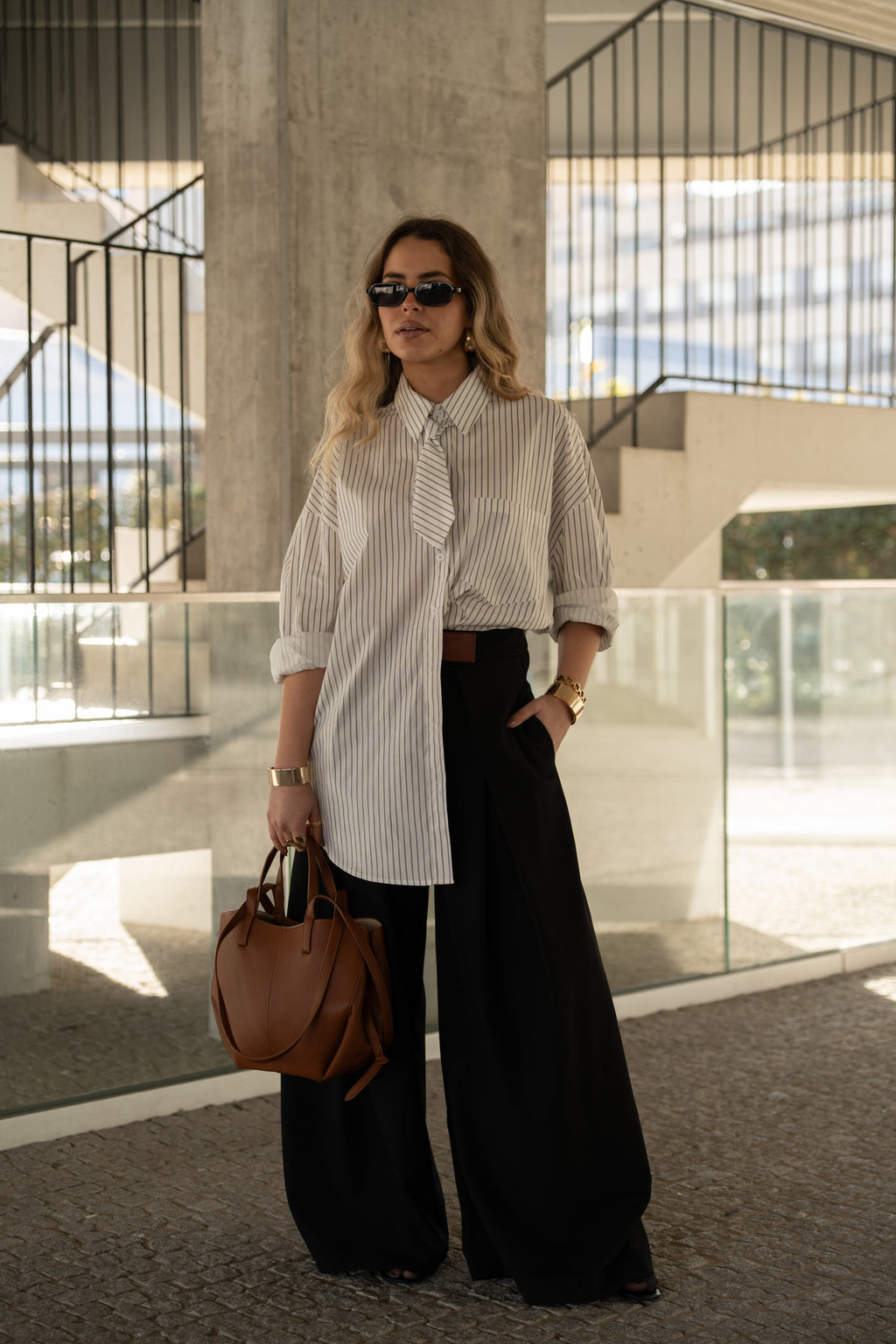 Camisa oversize de rayas con detalle de lazo.