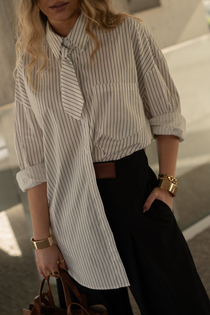 Luźna koszula w paski z wiązaniem.