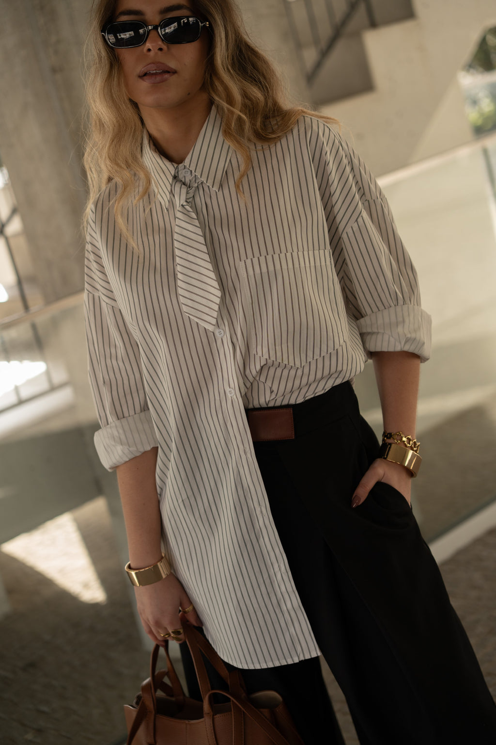 Camisa oversize de rayas con detalle de lazo.