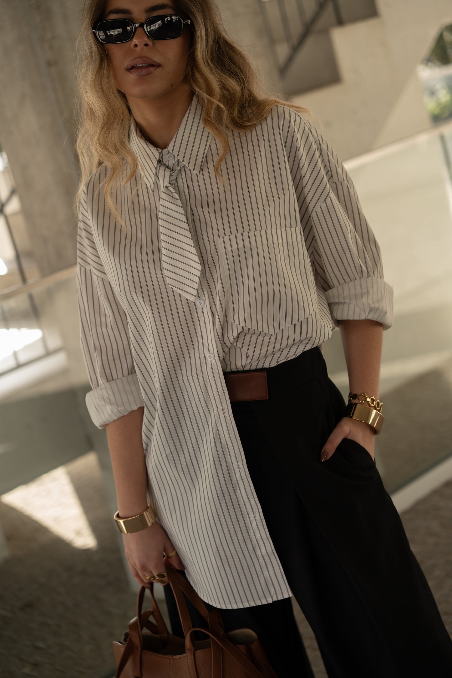 Luźna koszula w paski z wiązaniem.