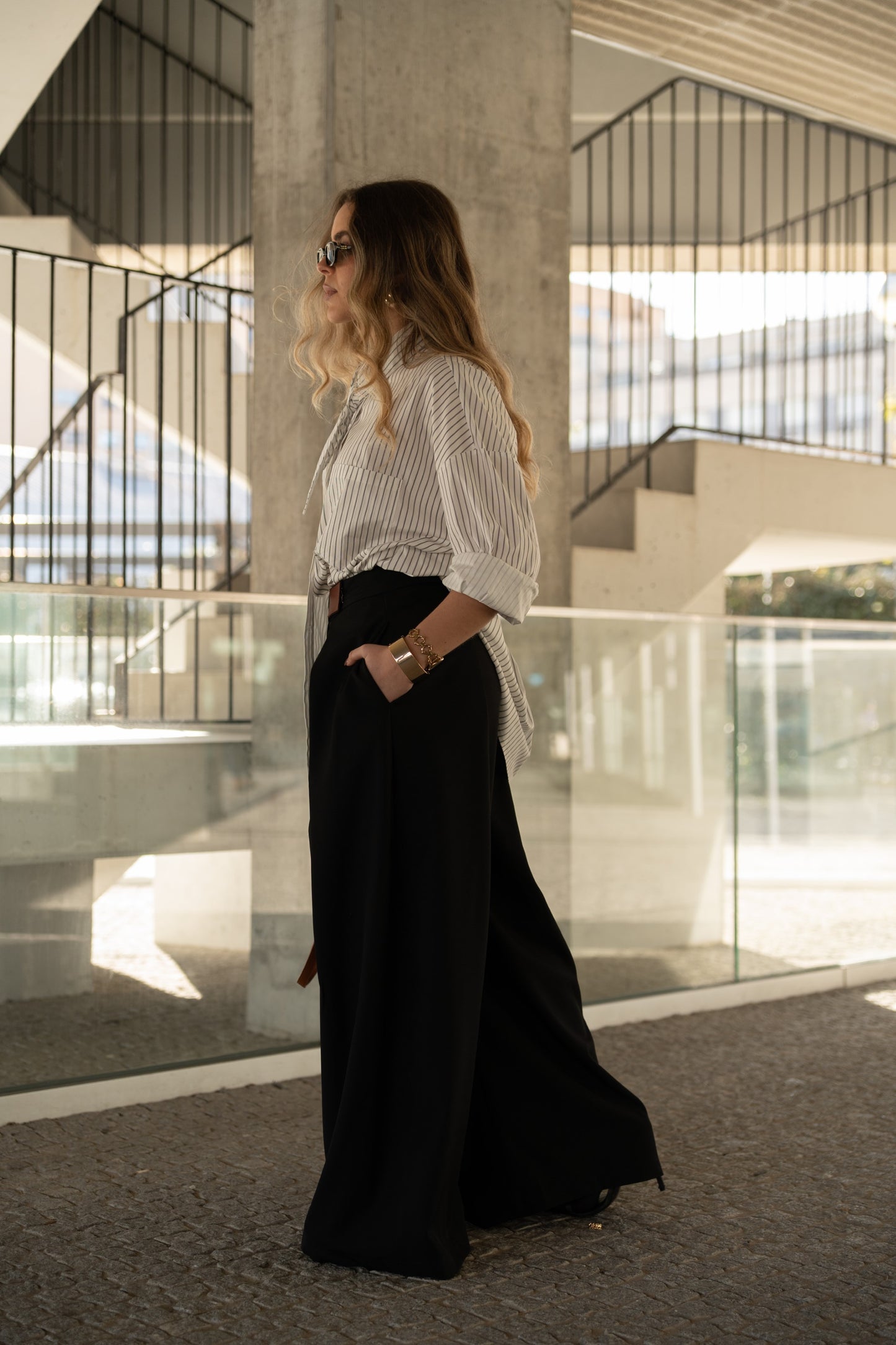 Luźna koszula w paski z wiązaniem.