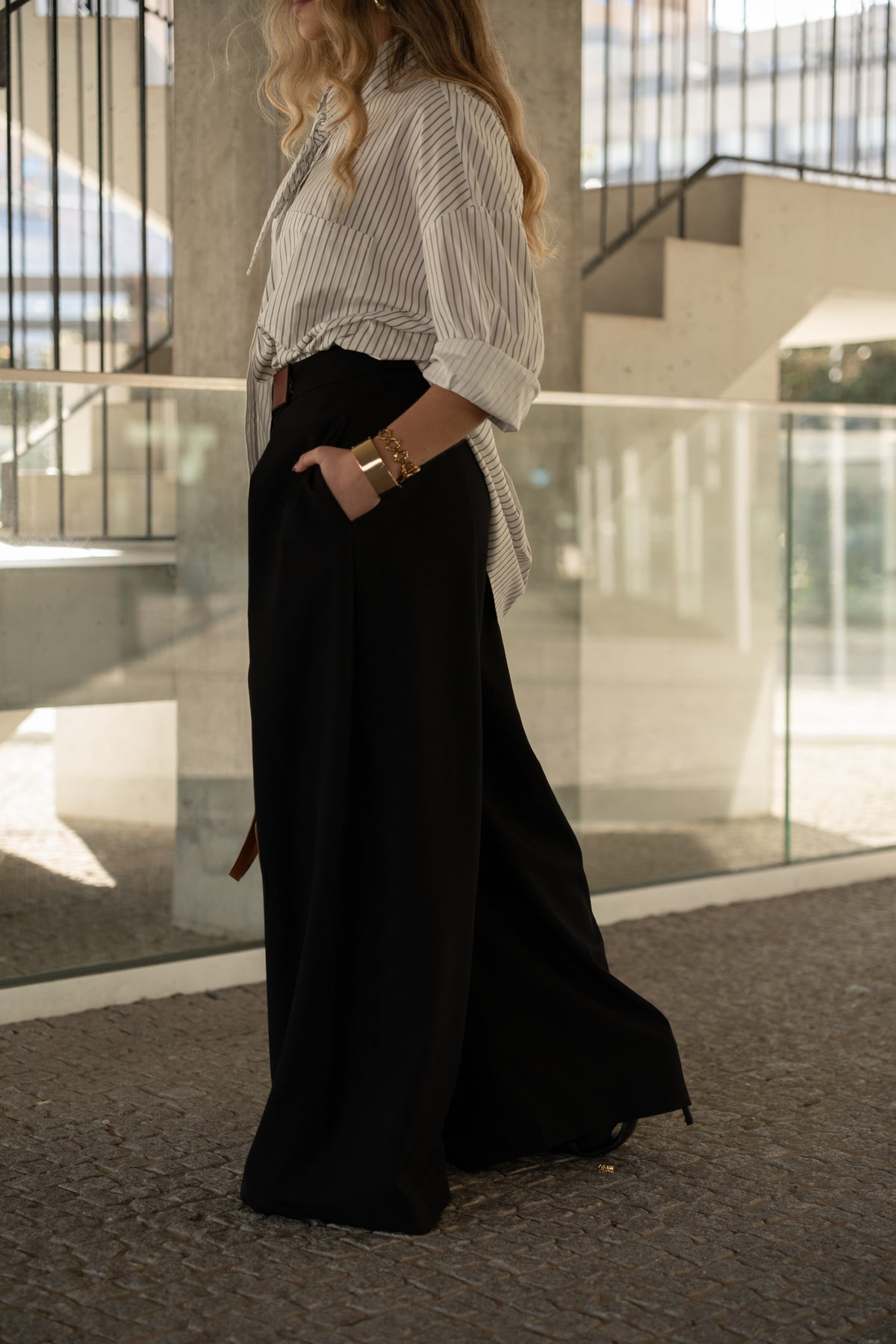 Camisa oversize de rayas con detalle de lazo.