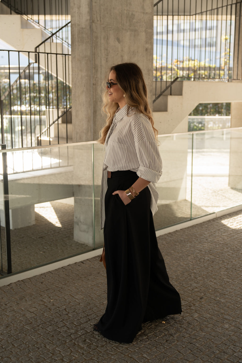 Camisa oversize de rayas con detalle de lazo.