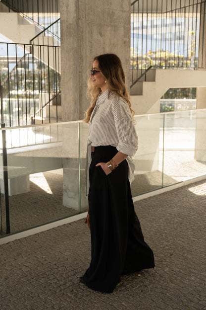 Luźna koszula w paski z wiązaniem.