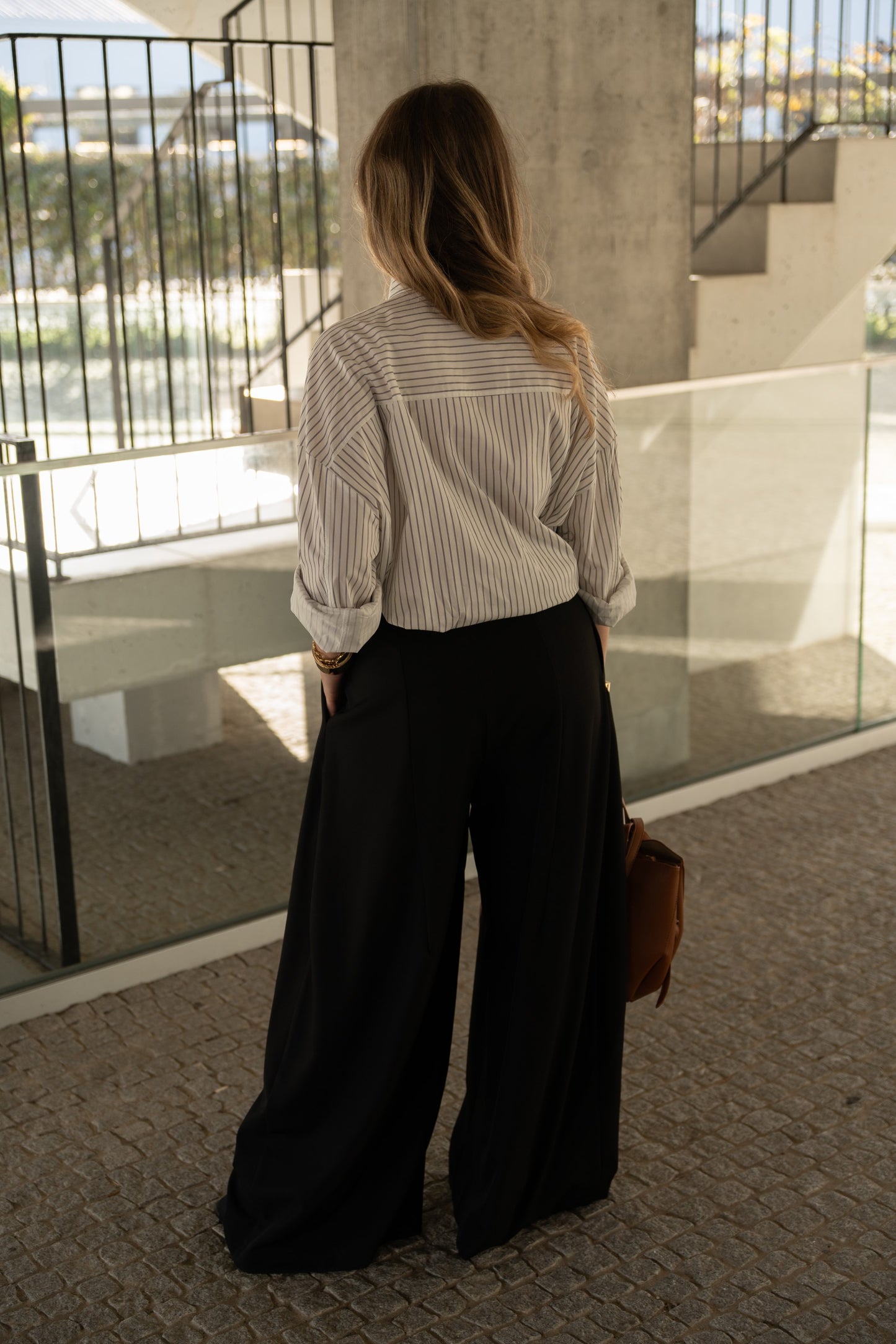 Luźna koszula w paski z wiązaniem.