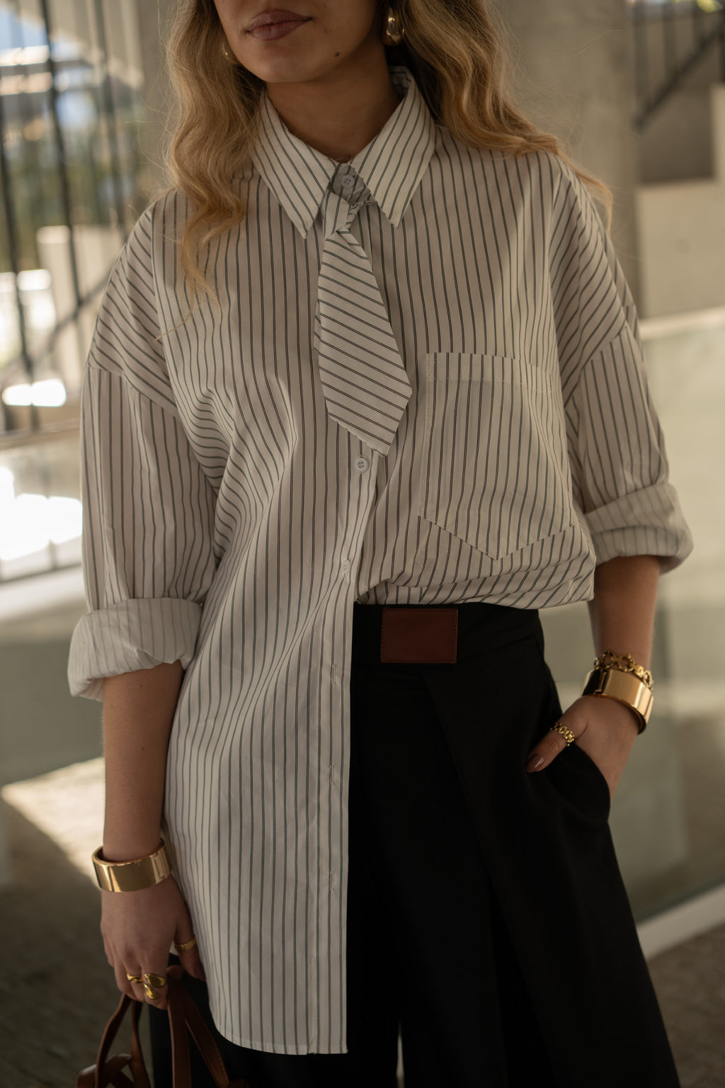 Camisa oversize de rayas con detalle de lazo.
