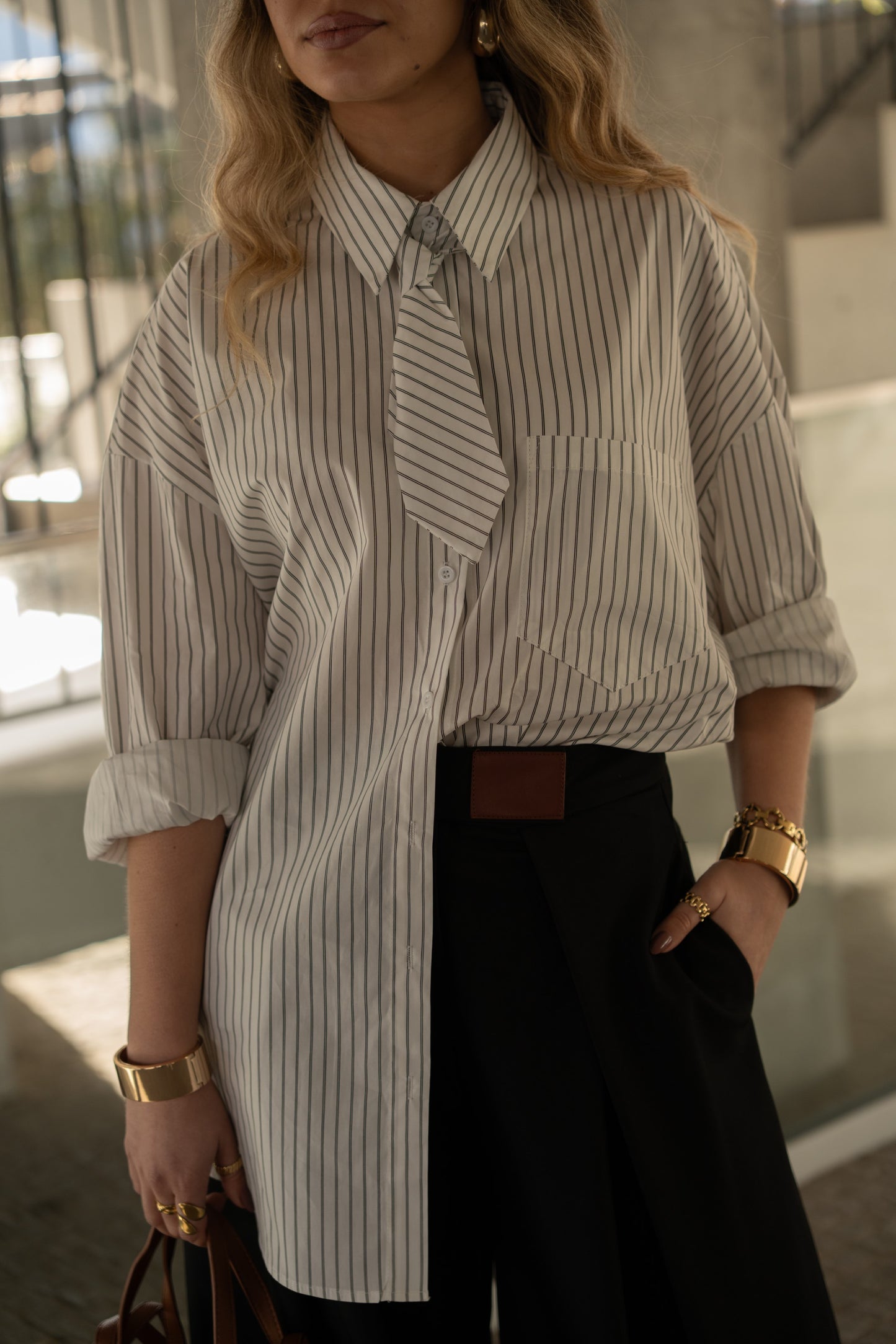 Luźna koszula w paski z wiązaniem.