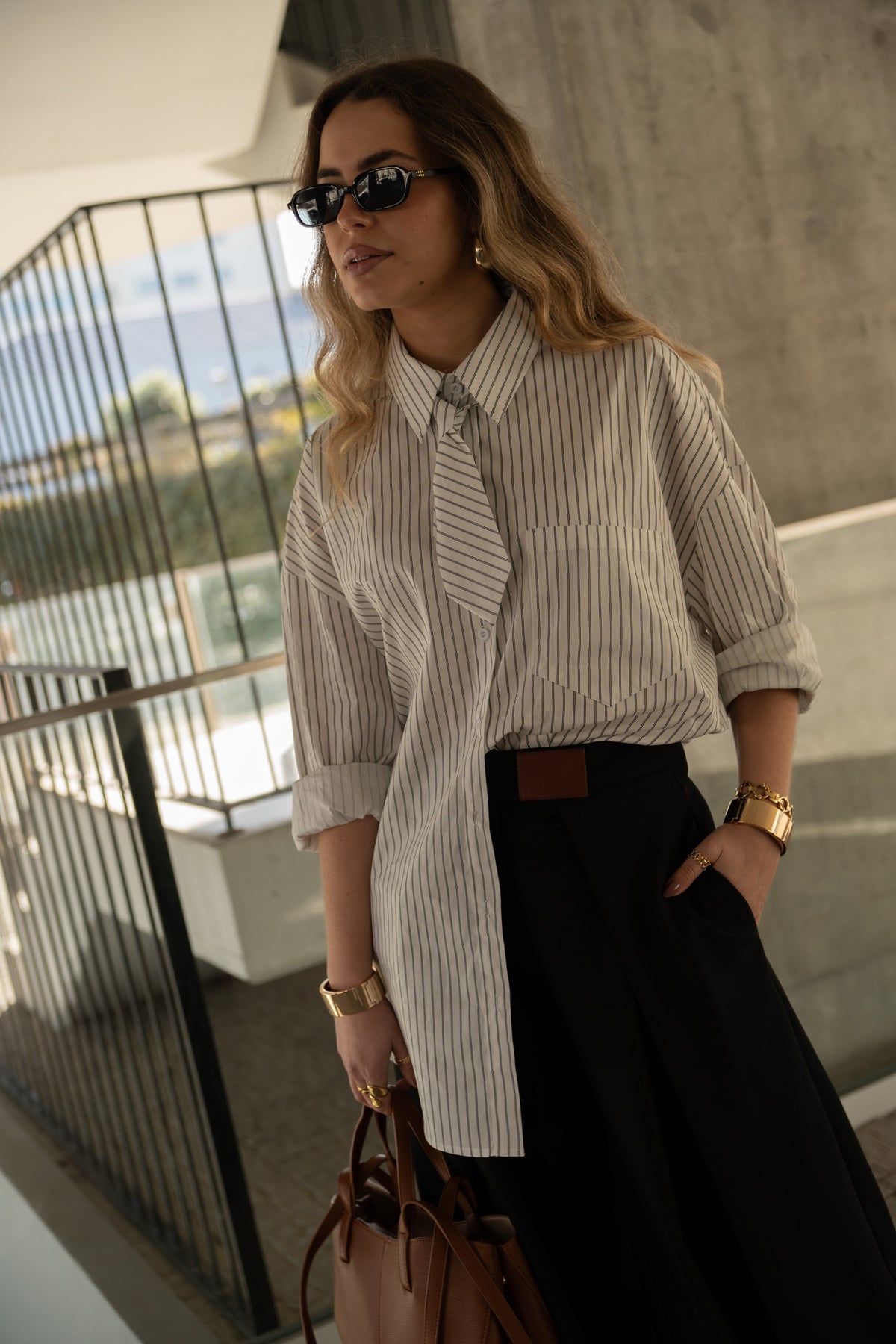 Camisa oversize de rayas con detalle de lazo.