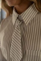 Camisa oversize de rayas con detalle de lazo.