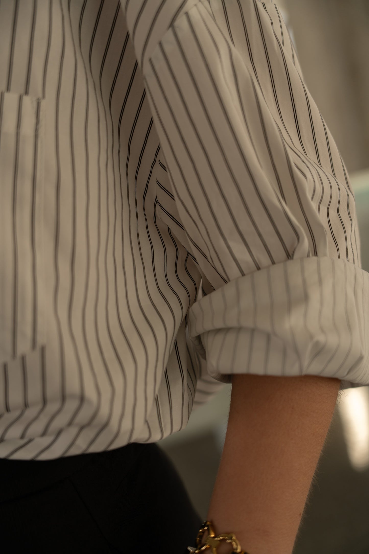 Luźna koszula w paski z wiązaniem.