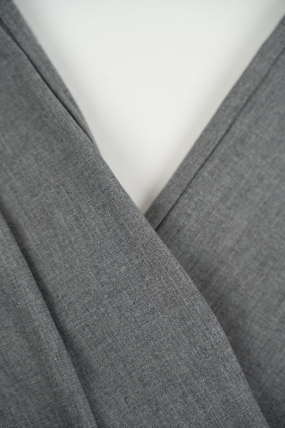 Szare, dopasowane spodnie z szerokimi nogawkami