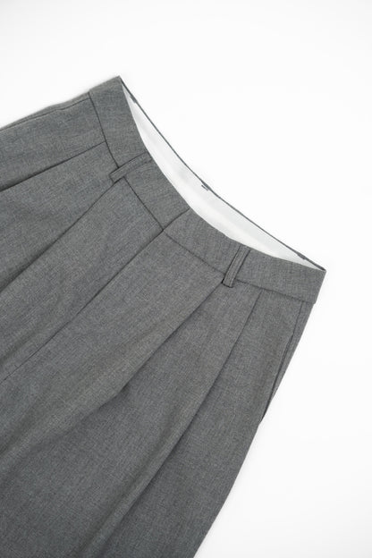 Szare, dopasowane spodnie z szerokimi nogawkami