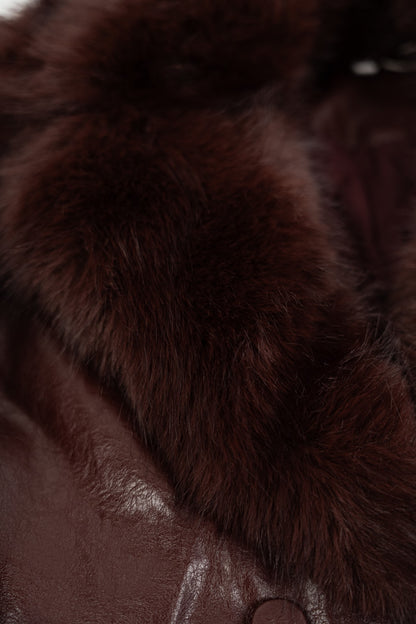 Bordowa kurtka ze skóry ekologicznej z odpinanym futerkiem.