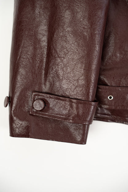 Bordowa kurtka ze skóry ekologicznej z odpinanym futerkiem.