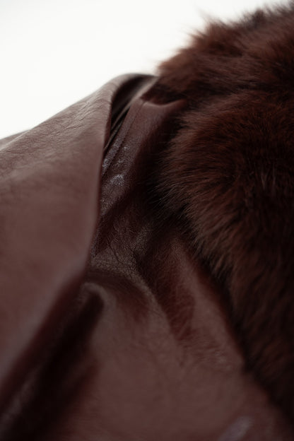 Bordowa kurtka ze skóry ekologicznej z odpinanym futerkiem.