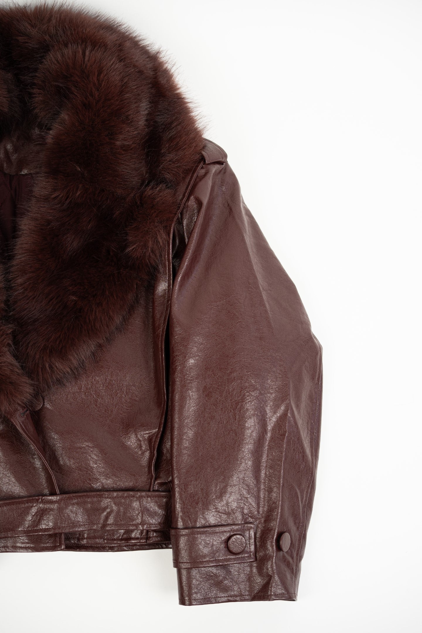 Bordowa kurtka ze skóry ekologicznej z odpinanym futerkiem.